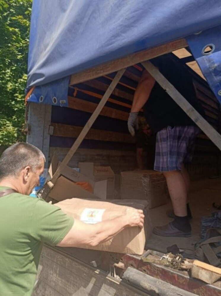 Общественники из Калининграда передали школьную форму юным херсонцам