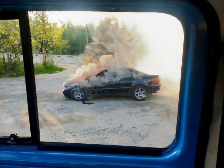 В Оленегорске загорелся автомобиль