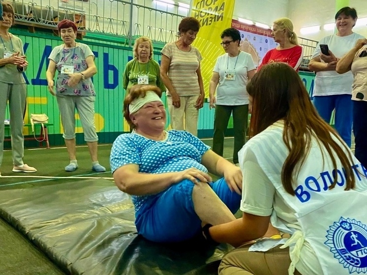 К выполнению физических упражнений участники третьего фестиваля Всероссийского физкультурно-спортивного комплекса ГТО «Долголетие в движении» подготовились основательно: выполнили разминку, обратили внимание на дыхательные упражнения и гимнастику для суставов.