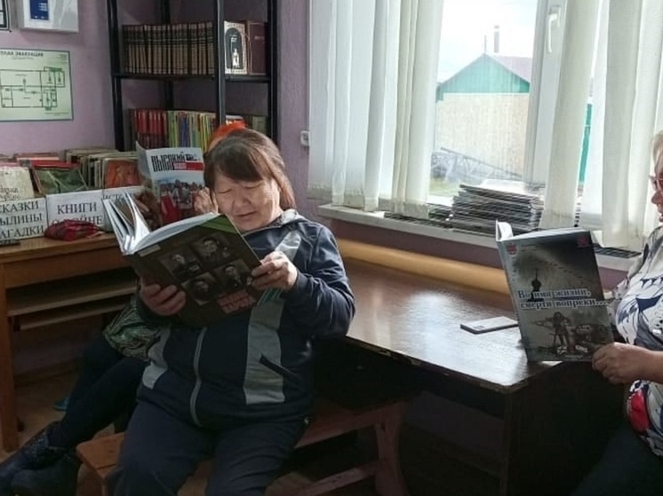 Жителей Устья-Кары ознакомили с книгой писателя Юрия Канева