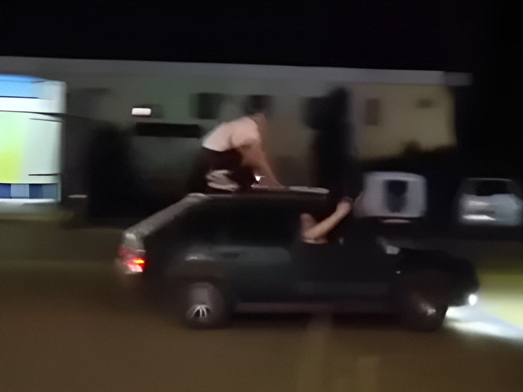 Штраф в тысячу рублей получил воронежец за перевозку приятеля на крыше авто