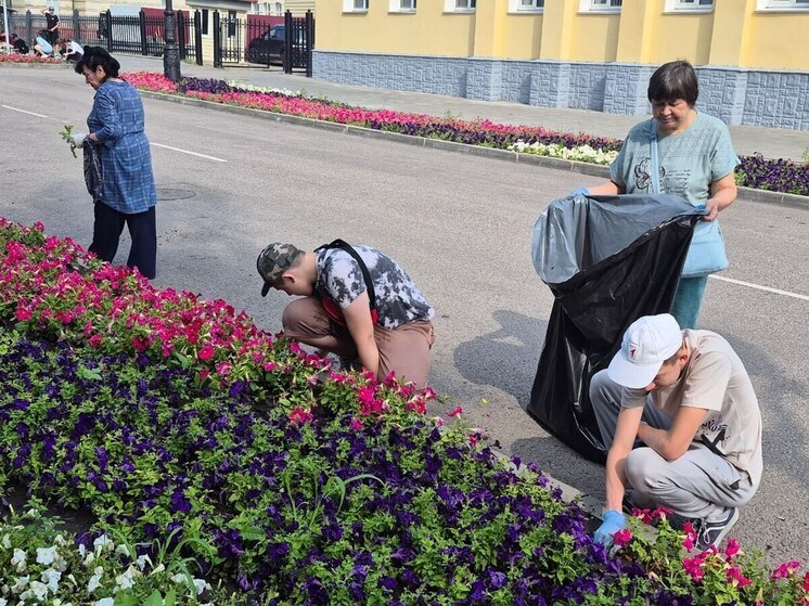 Тамбовские подростки помогли городу привести в порядок клумбы