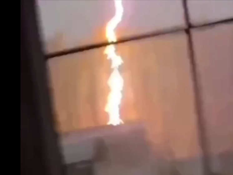 В Подмосковье мощная молния ударила в опасной близости от жилого дома