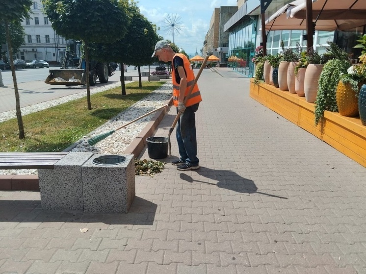 В Курске к уборке улиц подключились 64 человека и 55 спецмашин