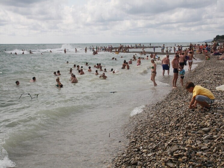В Махачкале мужчины подглядывали за девушками на пляже во время женского дня