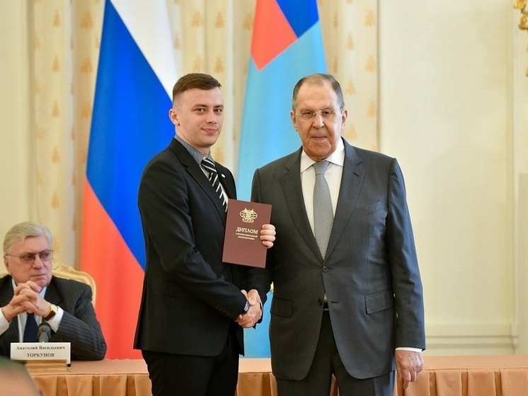 Смоленский ветеран СВО получил диплом от Сергея Лаврова