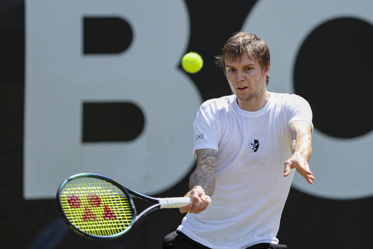 Бублик вышел в полуфинал турнира в Гштааде