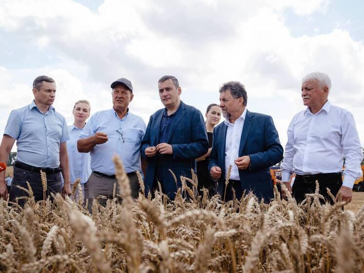 Временно исполняющий обязанности Курского губернатора Александр Хинштейн в рамках поездки в Курчатовский район побывал на ведущих местных предприятиях