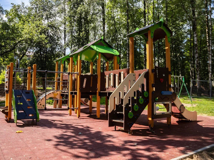 В Смоленске продолжается строительство новых детских площадок