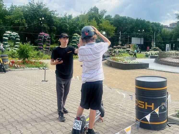 Госавтоинспекторы Хабаровска научили школьников правильному вождению СИМ