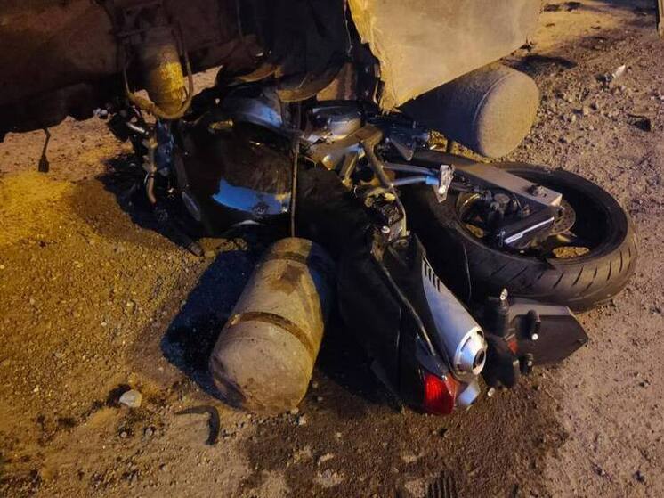 В Крестецком округе на ФАД М-10 при столкновении с грузовиком погиб мотоциклист