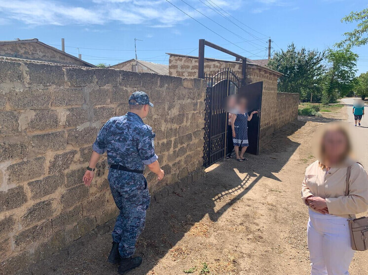 Приставы побудили крымчанина снести самовольно построенные летний дом и сарай