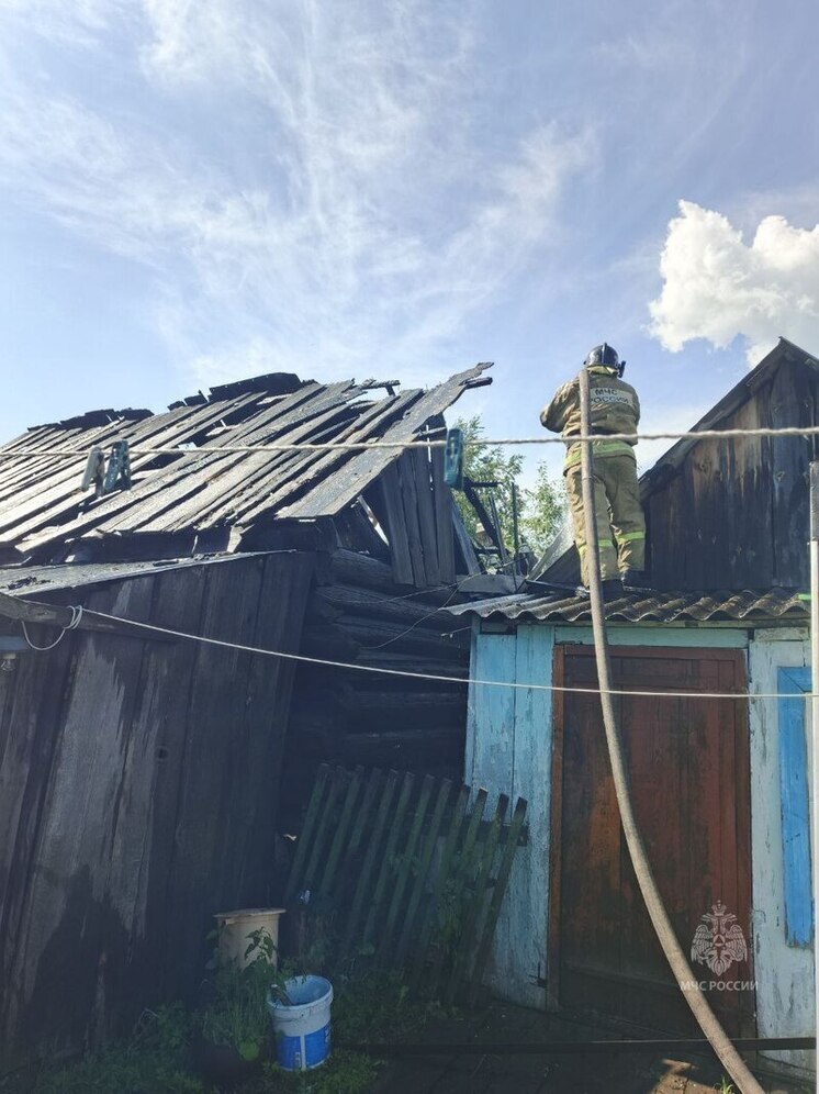 В Дзержинском районе из-за неосторожности с огнем загорелась хозпостройка