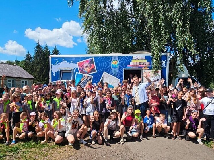 Передвижная библиотека на автомобиле посещает детские лагеря отдыха в Курской области