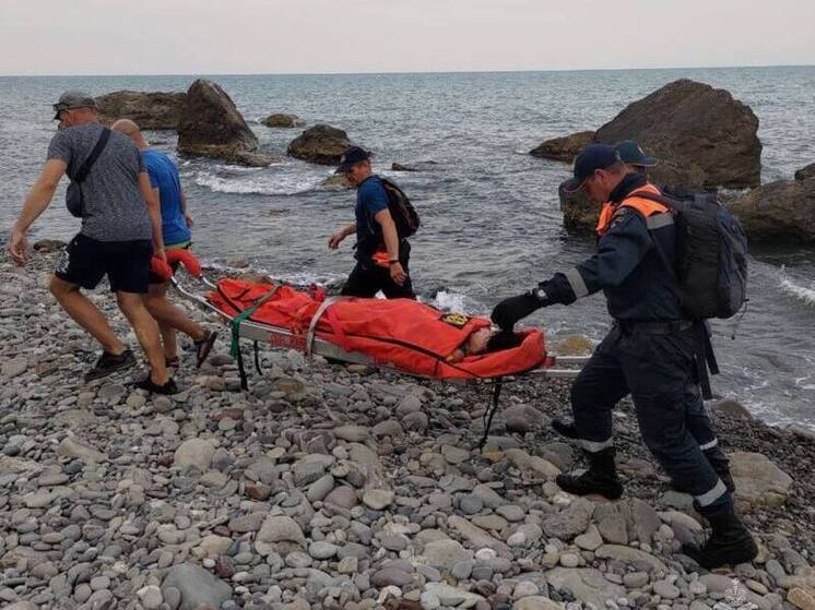 В Феодосии оказали помощь женщине, которой стало плохо на скалах