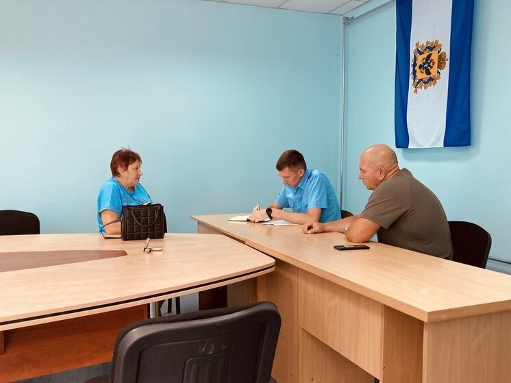 Первый зампрокурора Херсонской области выслушал жалобы жителей Горностаевки