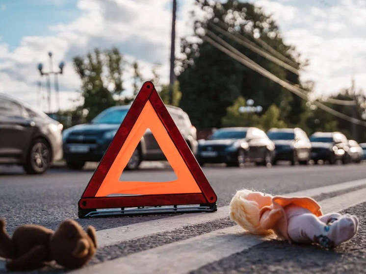 В Удомле Тверской области машина сбила мужчину с двумя детьми
