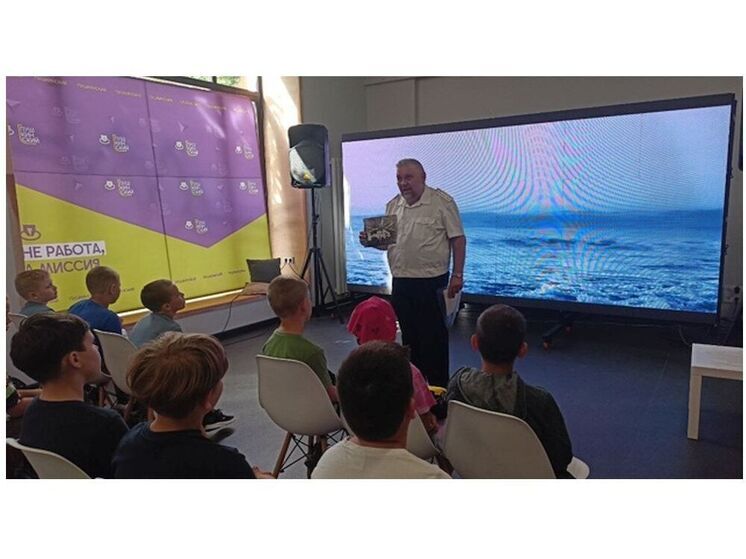 Сотрудники Смоленского музея Нахимова организовали встречу молодежи с военным летчиком