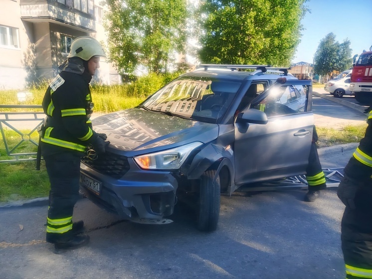 Hyundai Creta столкнулся с ограждением в Апатитах