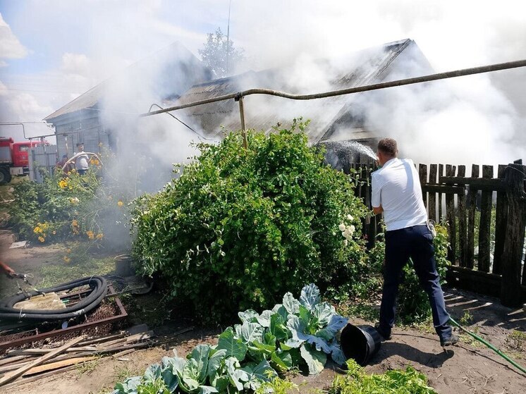 В Волгоградской области полицейские помогли в тушении пожара