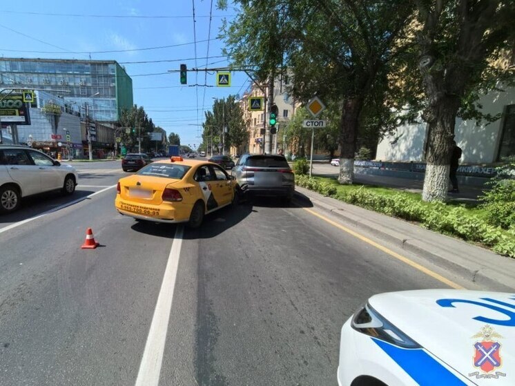 В Волгограде при ДТП пострадала пассажирка такси