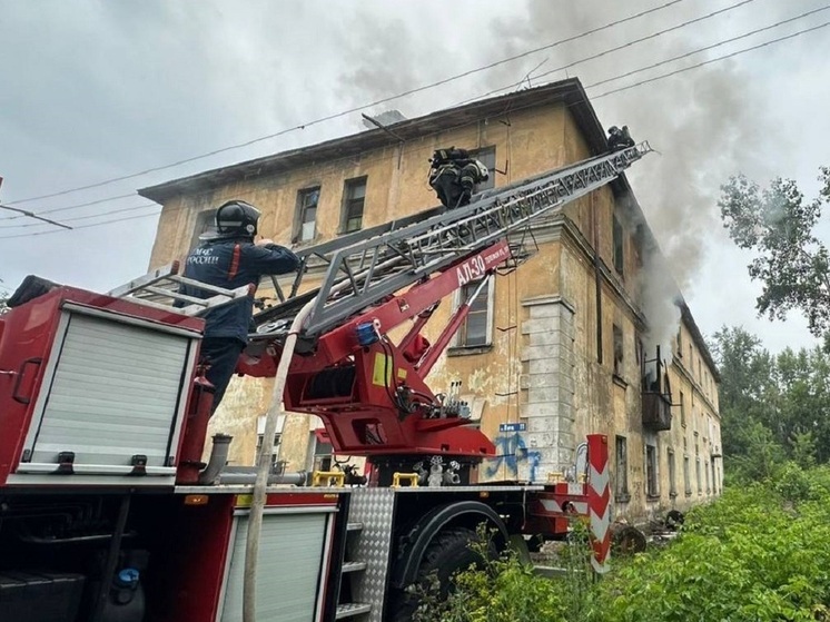 Загорелась квартира в трехэтажном доме в Новосибирске