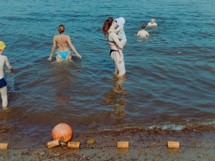 Педиатр предупреждает, купание в стоячих водоемах может привести к менингиту