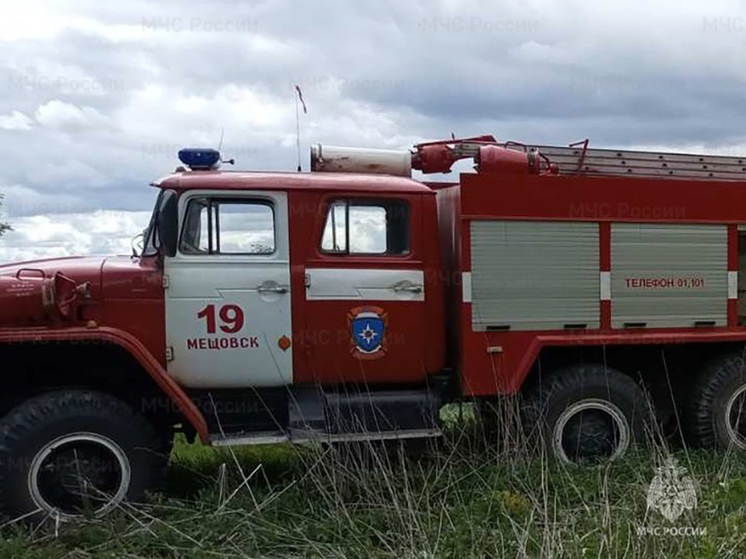 В Мещовском районе четыре пожарных тушили хозпостройку
