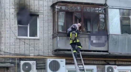 Сотрудники МЧС спасли 90-летнюю бабушку из горящей квартиры: видео
