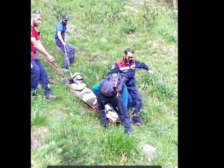 Спасатели эвакуировали пострадавшего туриста в ущелье Кабардино-Балкарии