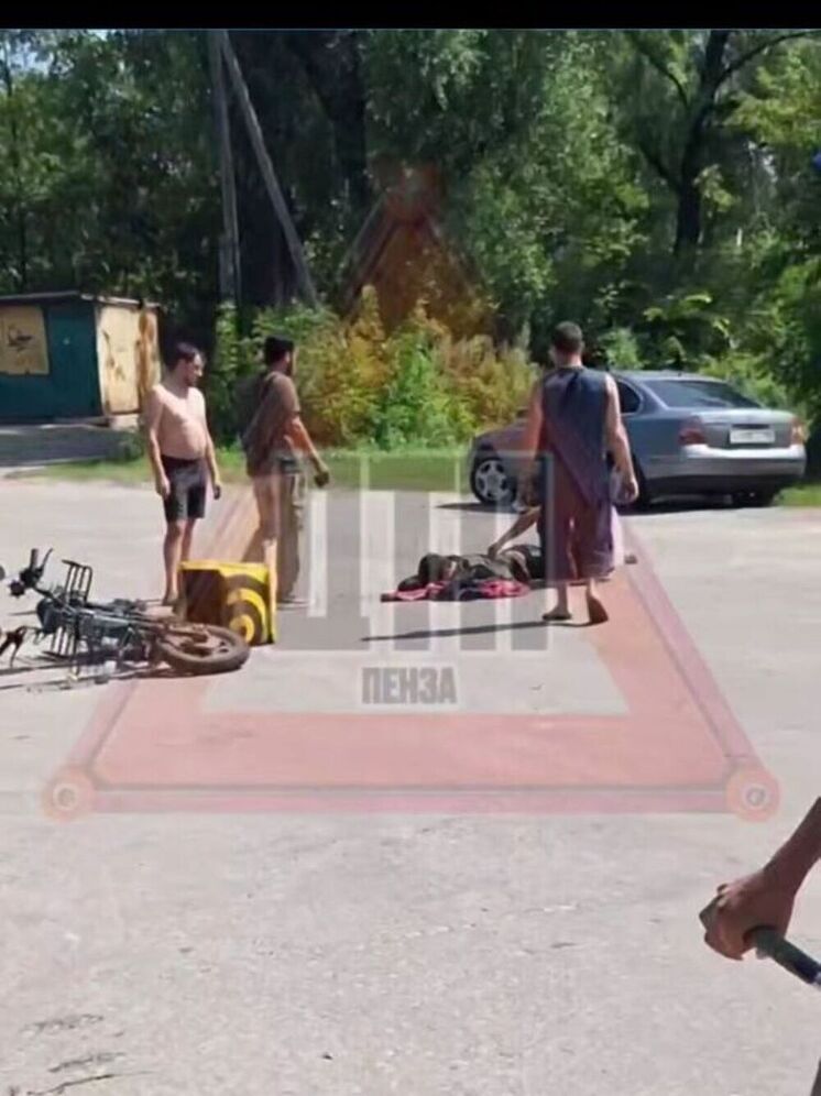 В Пензе на улице Лебедёвской столкнулись автомобиль и курьер
