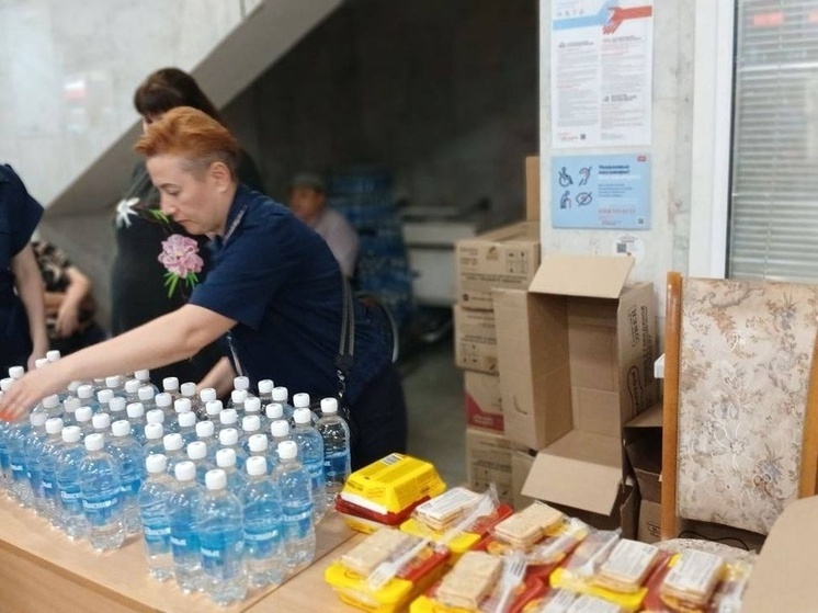 Пассажиров задержанных поездов в Ростовской области обеспечили водой и сухпойками