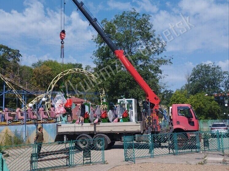 В парке Щербакова в Донецке устанавливают новый аттракцион