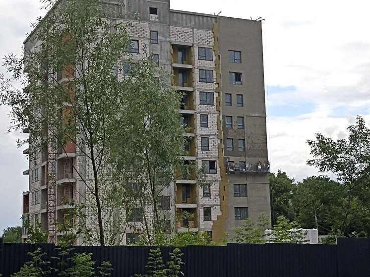 Бетонщик сорвался с 7 этажа строящегося дома в Абакане и выжил