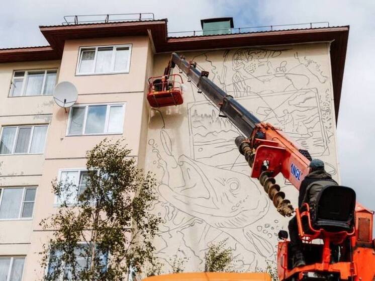 Посвященный ямальскому улову мурал рисуют в Салехарде художники из Москвы