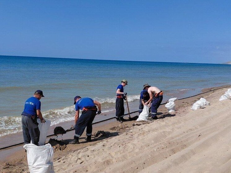 На берегу Чёрного моря в Темрюкском районе обнаружен локальный выброс мазута