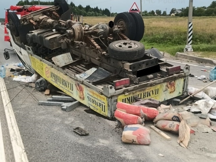 На трассе М-3 в Калужской области перевернулся грузовик: есть пострадавший