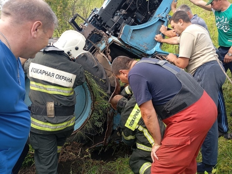 В Аннинском районе Воронежской области трактор опрокинулся в кювет