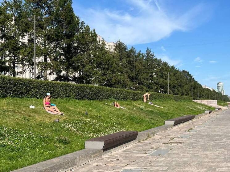 Полуголые петербуржцы превратили набережную Смоленки в дикий пляж