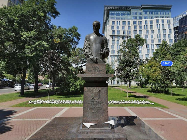 Сквер у памятника Анатолию Собчаку на Васильевском острове стал зеленее