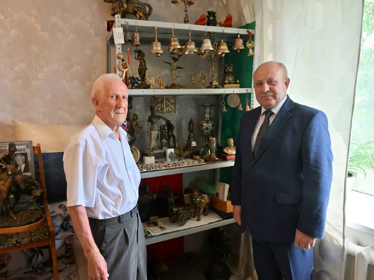 Мэр Хабаровска поздравил с 90-летием заслуженного металлурга и ветерана труда