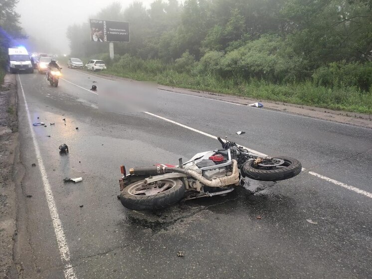 Мотоциклист из Находки неудачно обогнал иномарку и разбился