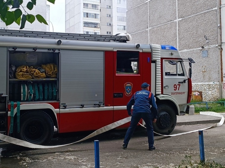 Два человека пострадали при пожаре в садовом доме в Полевском