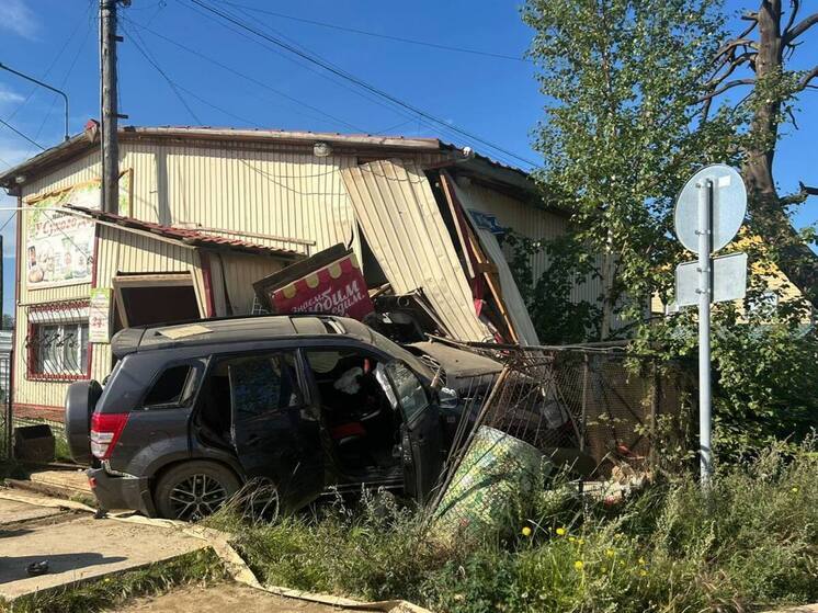 В Якутске водитель не справившись с управлением совершил наезд на здание