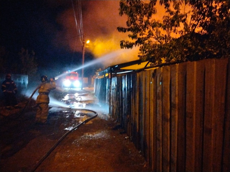 В Астрахани сгорел многоквартирный дом