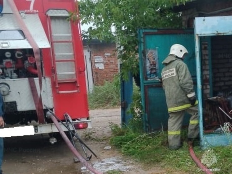 В калужском Жукове загорелся гараж