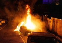 Участники беспорядков в масках напали на шоссе и вступили в столкновение с полицией в Лиможе (Франция). В результате ночных столкновений девять полицейских получили ранения, сообщают власти, которые подозревают бандитскую разборку.