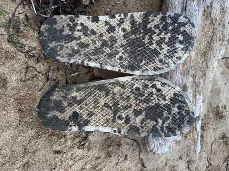 На пляже Находки посетители массово испачкались чем-то черным и маслянистым