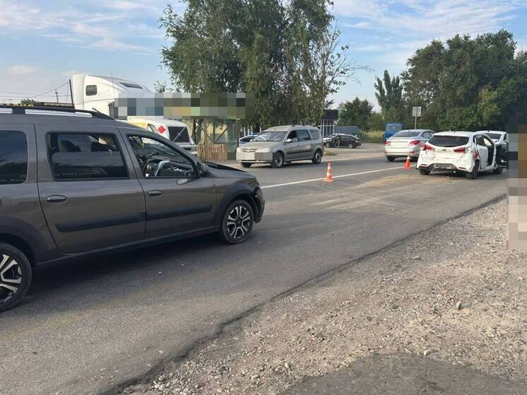 В Буденновском округе в тройном ДТП пострадали 2 человека