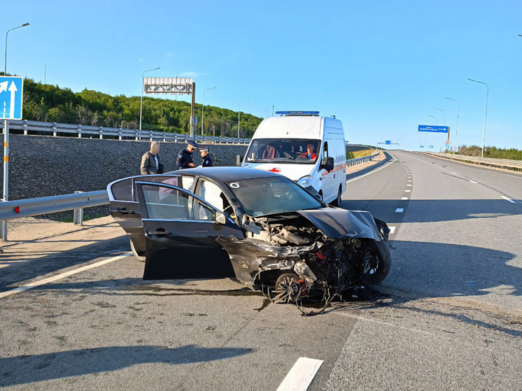 Infiniti разбился об ограждение в Мурманске